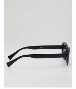 Détail des lunettes de soleil œil-de-chat noires avec le modèle WF1291 sur les branches