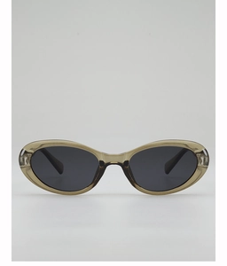 Détail de lunettes de soleil œil-de-chat avec monture vert olive et verres foncés