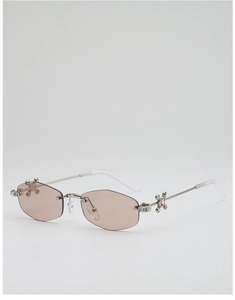 Vue détaillée de lunettes de soleil sans monture avec charnières croisées en diamants