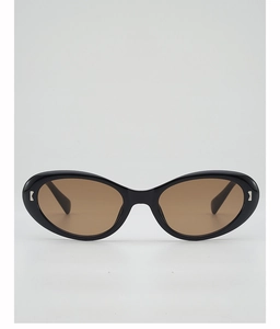 Détail de lunettes de soleil ovales rétro avec monture noire et rivets argentés
