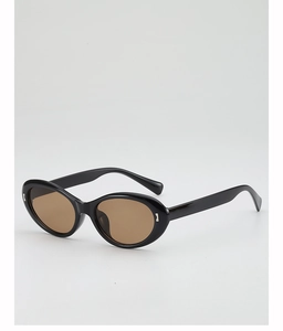 Vue détaillée de lunettes de soleil ovales noires rétro avec accents en métal argenté
