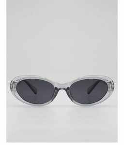 Détail de lunettes de soleil œil de chat gris transparent avec charnière métallique