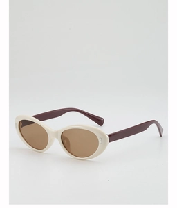 Détail de lunettes de soleil œil-de-chat de couleur gelée avec monture crème et rivets