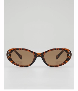 Détail de lunettes de soleil œil de chat ovales à motif écaille et verres marron foncé