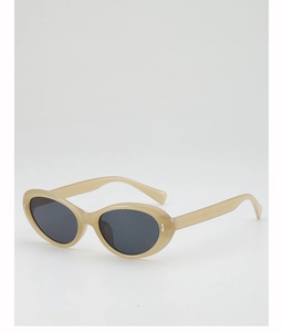 Gros plan de lunettes de soleil ovales rétro beige brillant avec verres gris foncé