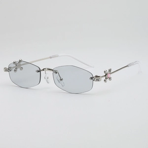 Lunettes de soleil hexagonales sans monture avec cadre en argent et pierres roses
