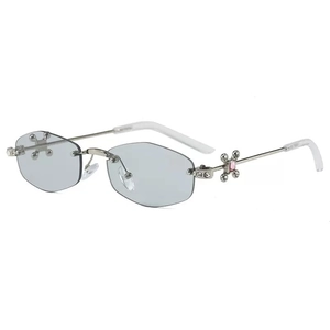 Lunettes de soleil octogonales sans monture avec branches en argent et détail gemme rose