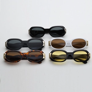 Vue à plat de lunettes de soleil ovales avec clous métalliques en divers coloris