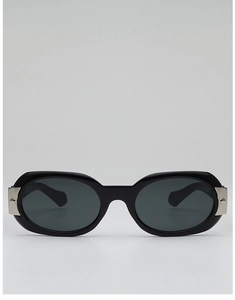 Détails de la charnière argentée et du rivet sur les lunettes de soleil ovales noires