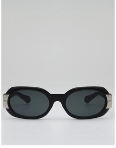 Vue détaillée de lunettes de soleil ovales noires avec charnières en métal argenté