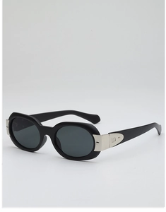 Détail de lunettes de soleil ovales avec monture noire mate et logo LD en métal argenté