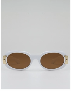 Détail de lunettes de soleil ovales blanches avec accents dorés et verres bruns
