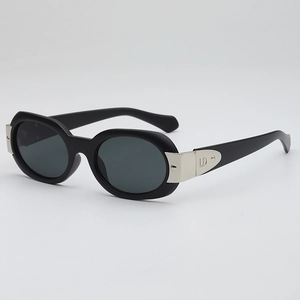 Lunettes de soleil ovales noires à la mode avec verres gris et logo en métal argenté