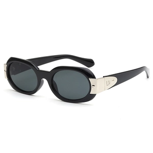 Lunettes de soleil ovales noires avec logo LD en métal argenté et verres gris