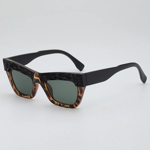 Retro cat-eye sunglasses with textured black upper frame and tortoiseshell bottom finish