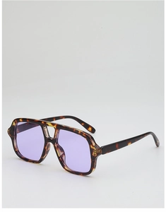 Detailed shot of retro oversized pilot sunglasses with tortoiseshell frame and purple lenses