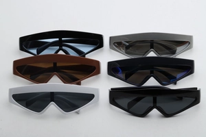 Collection de lunettes de soleil cyberpunk futuristes en plusieurs couleurs sur fond blanc