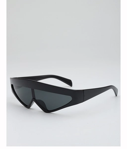 Vue latérale détaillée à 45 degrés de lunettes de soleil futuristes noires enveloppantes