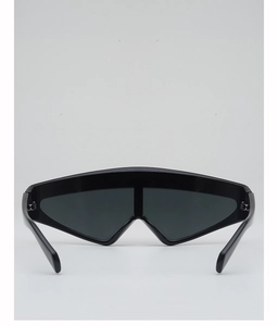 Gros plan de lunettes de soleil futuristes noires surdimensionnées style visière