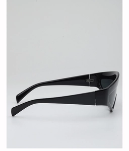 Détail des lunettes de soleil enveloppantes noir brillant au design futuriste chic
