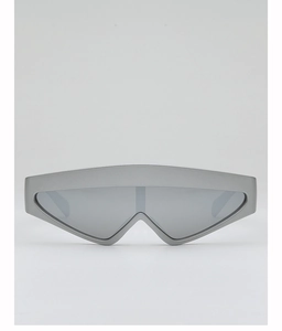 Vue détaillée des lunettes de soleil futuristes argentées avec verres miroirs gris