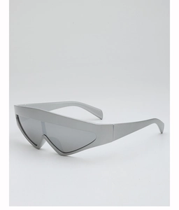Vue latérale de lunettes de soleil futuristes argentées avec monture géométrique chic