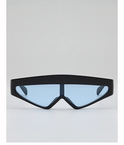 Vue frontale de lunettes de soleil géométriques futuristes avec monture noire et verres bleus