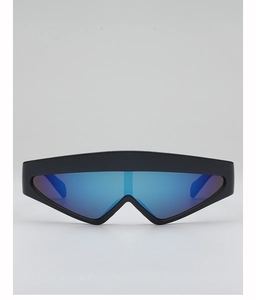 Détail de lunettes de soleil futuristes avec monture noire mate et verre miroir coloré