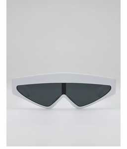 Gros plan sur les lunettes de soleil futuristes blanches avec de grands verres foncés