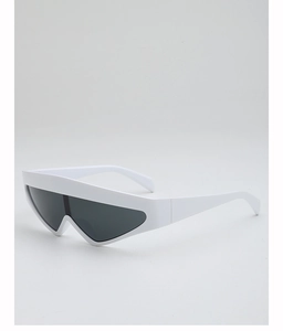 Détail de lunettes de soleil géométriques blanches avec monture en V et verres gris