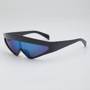 Lunettes de soleil futuristes avec monture noir mat et verres miroirs bleus