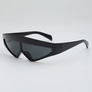 Lunettes de soleil futuristes noires avec monture masque large et design sportif