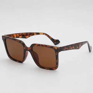 Retro oversized tortoiseshell sunglasses with brown square lenses for outdoor fashion