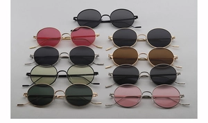 Vue détaillée de lunettes de soleil rondes en métal avec verres colorés et spécifications