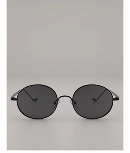 Détail de lunettes de soleil rondes en métal avec plaquettes de nez et verres foncés