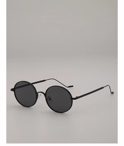 Gros plan sur les lunettes de soleil rétro rondes en métal noir avec verres gris foncé