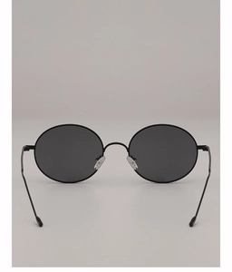 Vue frontale des lunettes de soleil ovales en métal noir avec verres gris foncé