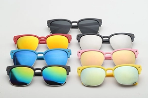 Sélection détaillée de lunettes de soleil enfant demi-cerclées aux verres colorés