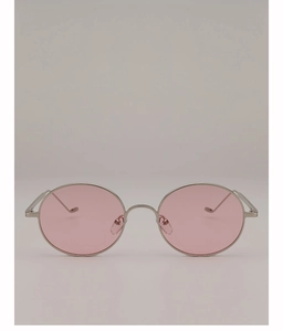 Détail de lunettes de soleil rondes avec monture en métal argenté et verres roses