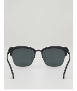 Gros plan détaillé des lunettes enfants demi-cerclées avec charnières et logo ADER gravé