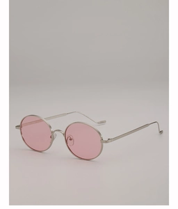 Détail de lunettes de soleil ovales vintage en métal avec verres rose clair translucides