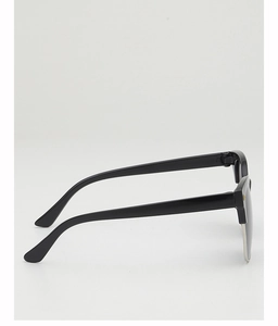 Vue latérale de lunettes de soleil pour enfants noires avec branches et accents métalliques
