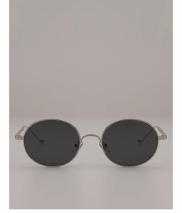 Gros plan de lunettes de soleil ovales rétro avec monture argentée et verres gris