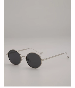 Gros plan détaillé des lunettes de soleil ovales en métal argenté avec verres anti-UV