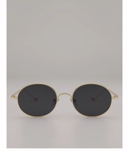 Vue détaillée des lunettes de soleil rondes vintage en métal doré avec verres noirs