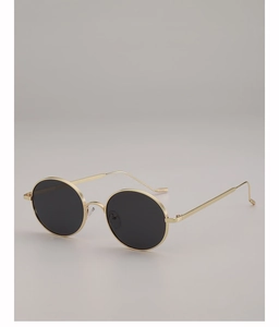 Détail des lunettes de soleil ovales classiques avec monture en métal doré et verres