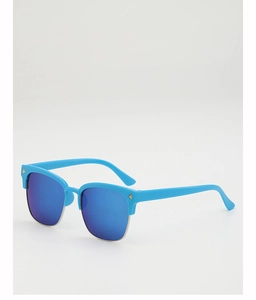 Détail de lunettes de soleil demi-cerclées bleues avec bordure métal et verres réfléchissants