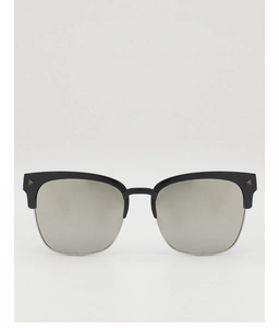 Détail de lunettes de soleil demi-cerclées pour enfants avec verres miroirs et rivets