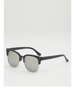 Détail de lunettes de soleil demi-cerclées avec verres miroirs argentés et monture noire