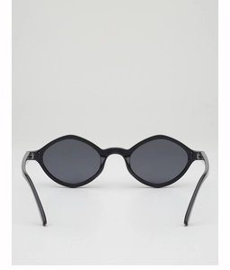 Detailopname van een zwarte vintage zonnebril met een minimalistisch ruitvormig frame